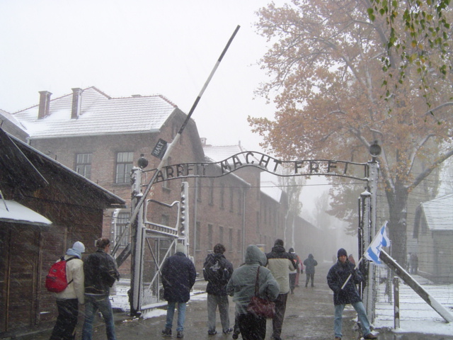 entre du camp d'Auschwitz avec la devise : Le travail rend libre